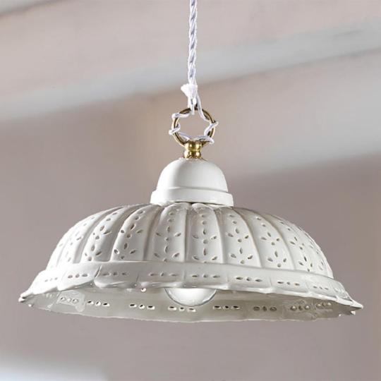 klasicky mediteransky styl keramicka lampa perforovana cipka country porcelanova biela jedalen mala zavesna kuchyna obyvacka rustikalna mediteranska elegantna vidiecka atmosfera balaton vidiecky dom.jpg